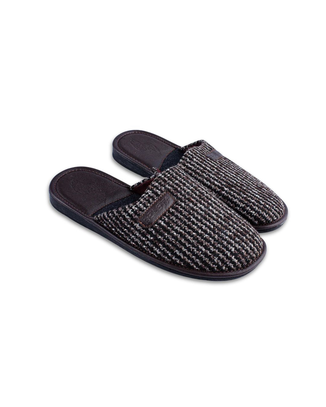 Slippers with brown insert